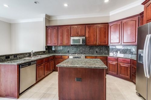 2210 Allen St, Dallas TX  75204-2608 exterior