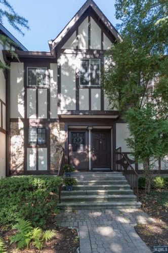 3710 Mark Twain Way, Mahwah, NJ 07430-3477