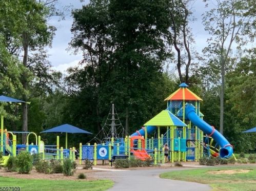 72 Pine St, Bridgewater NJ 08807-2719 exterior