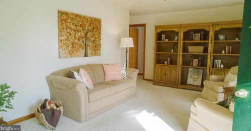 22 Lincoln Dr, Hanover PA 17331-4906 exterior