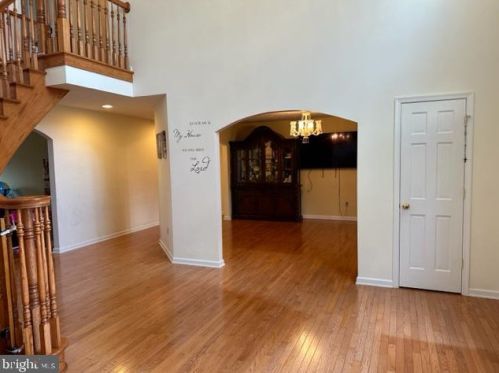 381 Thornhill Dr, Hanover PA  17331-7976 exterior