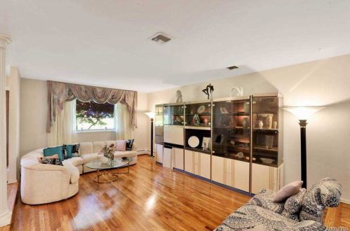 42 Cross Bow Ln, Commack NY 11725-1204 exterior