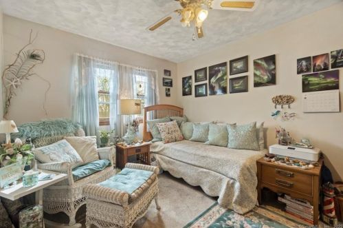 25 Pne St, Derby CT 06418-2333 exterior