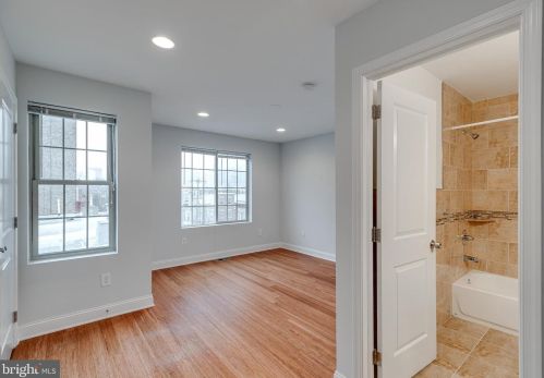 2401 Carpenter St, Philadelphia PA 19146-2418 exterior