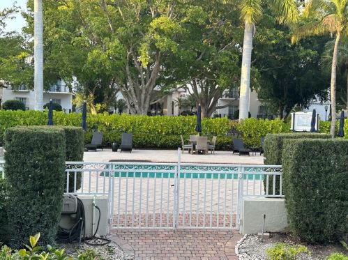 950 7th Ave, Naples FL 34102-6744 exterior