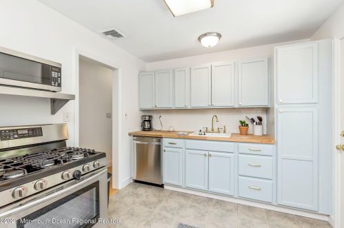 182 Beechwood Dr, Red Bank NJ 07702 exterior