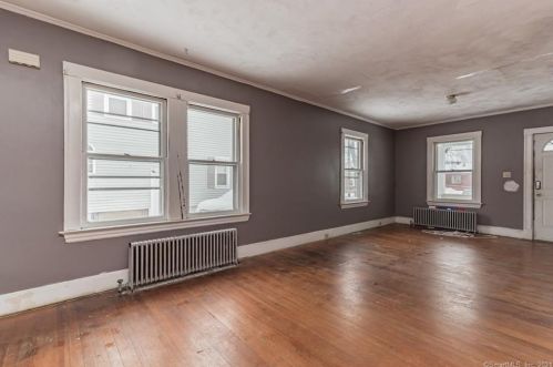 43 Elro St, Manchester CT 06040-4228 exterior