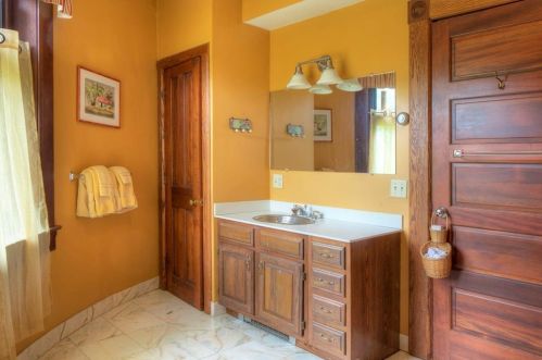 97 Ruggles Ave, Middletown RI 02840-4351 exterior