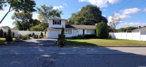 120 Applegate Dr, Central Islip, NY 11722-1113