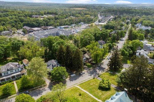 122 Ctr St, Clinton NJ 08809-1318 exterior