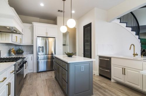 217 Emerald Rdg Dr, Austin TX 78732-1234 exterior