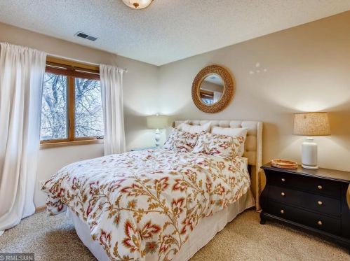 8932 Highview Ln, Saint Paul MN 55125-4921 exterior