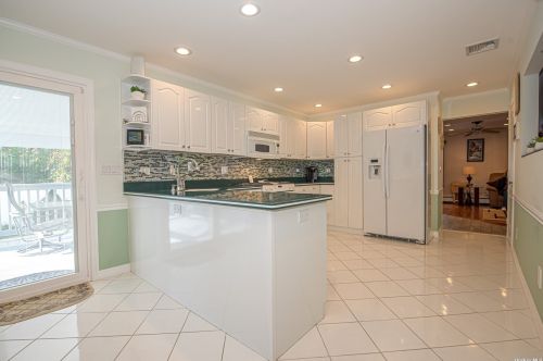 168 Suffolk Ave, Babylon NY 11704-2825 exterior