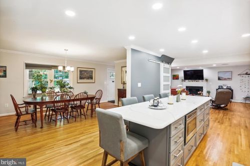 18052 Ml Crk Dr, Rockville MD 20855-1000 exterior