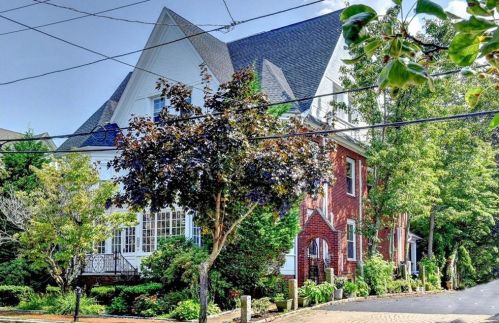 621 Angell St, Providence, RI 02906-5553