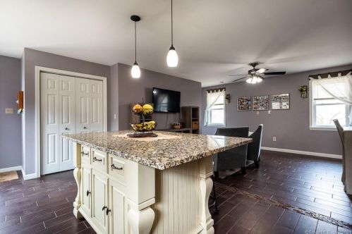 334 Maple Ave, Uncasville CT 06382-2018 exterior