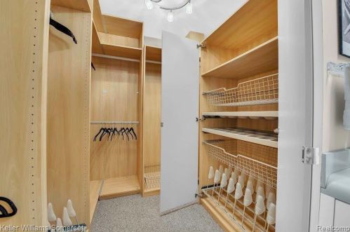 737 Kirts Blvd, Troy MI 48084-4863 exterior