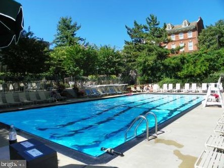 210 Locust St, Philadelphia PA 19106-3945 exterior