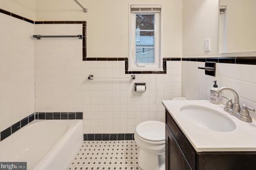 9846 Hollow Glen Pl, Silver Spring MD  20910-1138 exterior