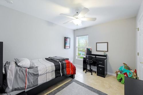 1084 Hampton Cir, Naples FL 34105-4823 exterior