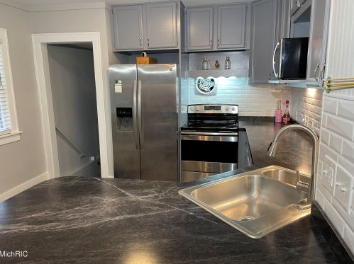 684 Isabella Ave, Meskegon MI 49442-4047 exterior