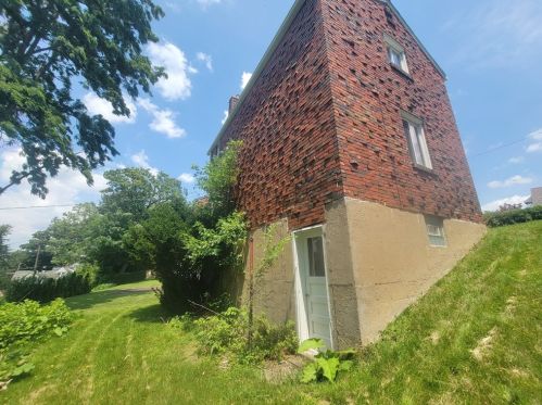 1724 Harcor Dr, Pittsburgh PA 15226-2452 exterior