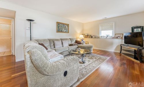 1 Charles Ct, Edison NJ 08820-2818 exterior