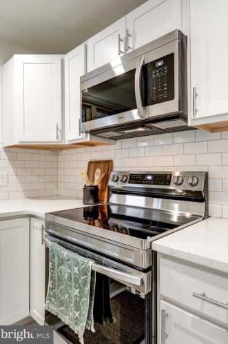 1303 Willow Street Pike, Lancaster PA  17602-4633 exterior