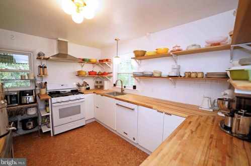 56 Roxboro Rd, Trenton NJ  08648-3925 exterior