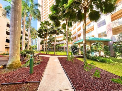 3075 Ala Poha Pl, Honolulu, HI 96818-1600