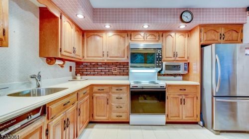 454 Stony Brk Dr, Bridgewater NJ 08807-1988 exterior