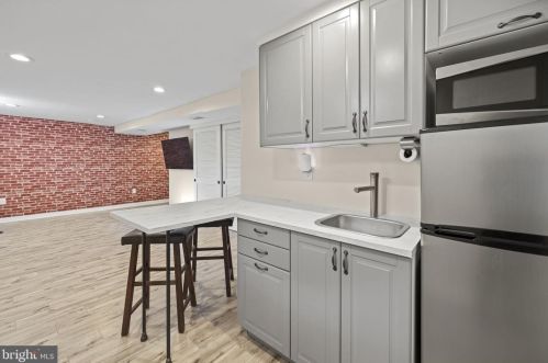 6811 Radcliffe Dr, Alexandria VA 22307-1541 exterior